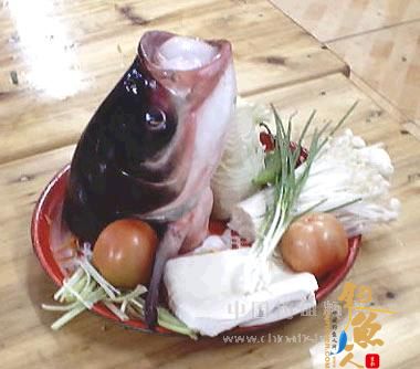 专家教您吃鱼头 吃鱼头已成时尚。因为鱼头味美，易被人体消化和吸收，含脂肪较少