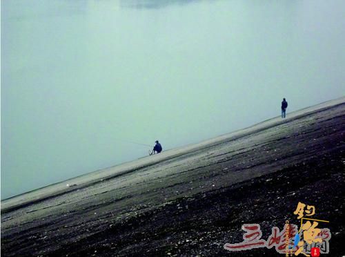 三江桥边钓鱼男子坠江失踪 岸边只剩鱼篓 钓鱼需注意安全