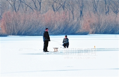 冬季凿冰钓鱼隐患多 钓鱼人及行人需注意