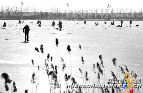 河北：一些市民不顾劝阻薄冰上凿冰钓鱼