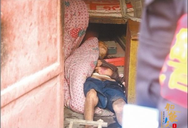 儿子忙钓鱼独居老人窝棚内险被冻死