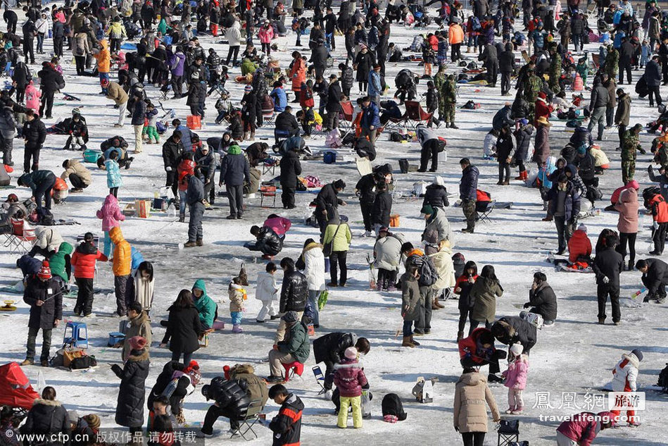 韩国华川冰上钓鱼节吸引数百万游客来捧场