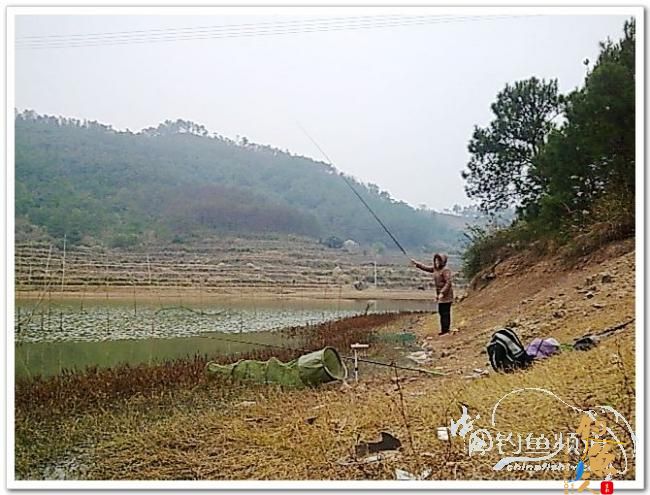 野钓日记----新年首钓野山塘，俺与夫人联袂往
