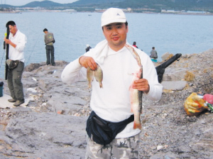 钓鱼遇美女,逞能摔下礁石,钓鱼人情仍不减