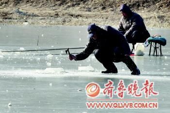 垂钓者徒骇河上冒险凿冰钓鱼(组图)