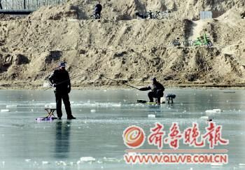 垂钓者徒骇河上冒险凿冰钓鱼(组图)