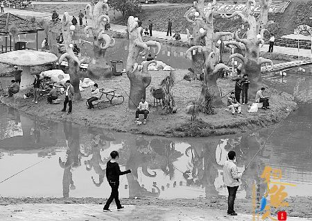 洋人街，市民在湖边钓鱼。 记者 刘嵩 摄 