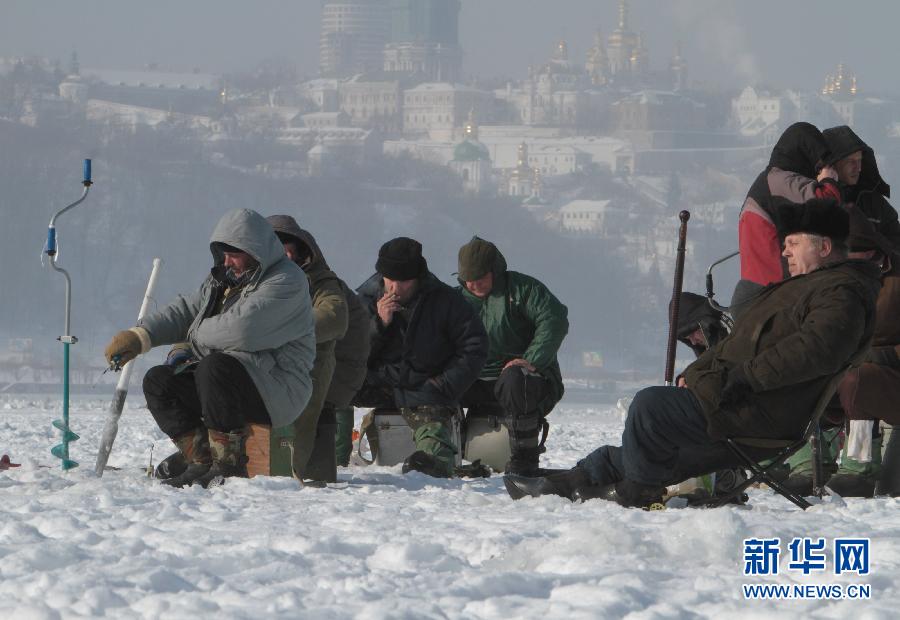 实拍乌克兰钓鱼爱好者的冰钓场景 