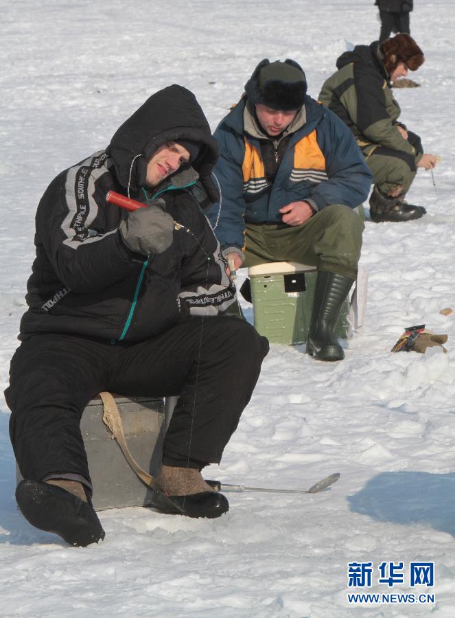 实拍乌克兰钓鱼爱好者的冰钓场景 