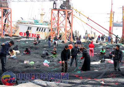 渔民修补渔具迎春汛 图