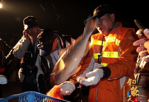 气温骤降风大浪高 万山海钓总决赛首日成绩欠佳