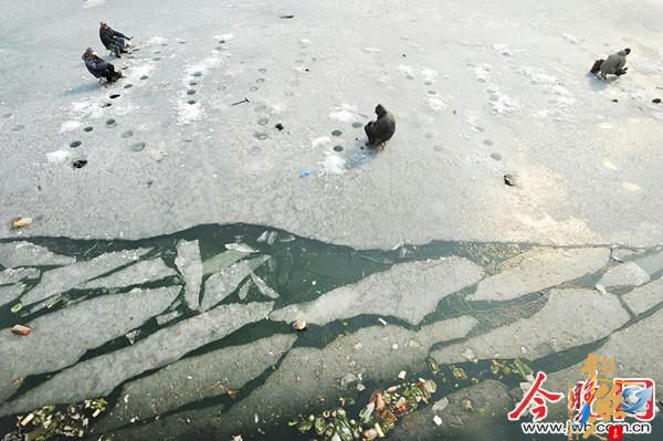 天津气温升高 海河冰面碎裂仍聚集数十垂钓者