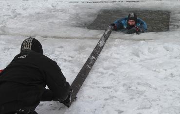 乌克兰针对冬钓者进行紧急搜救演练