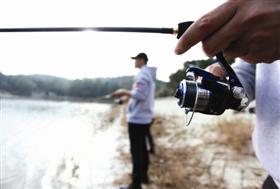 路亚钓:用金属亮片当鱼饵也能钓上大鱼(组图)