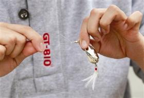 路亚钓:用金属亮片当鱼饵也能钓上大鱼(组图)