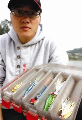路亚钓:用金属亮片当鱼饵也能钓上大鱼(组图)