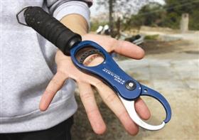 路亚钓:用金属亮片当鱼饵也能钓上大鱼(组图)