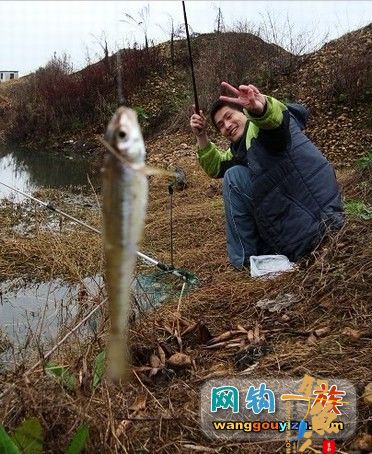 雨下不停，无法阻挡钓鱼人的脚步