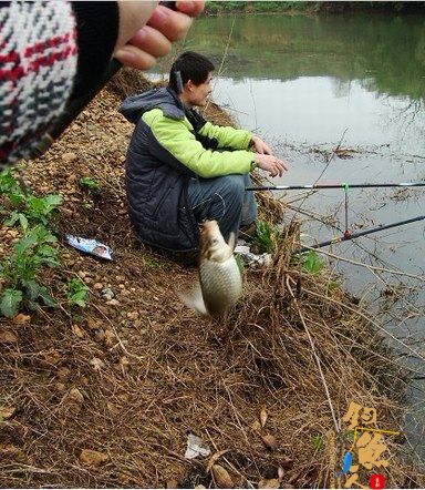 雨下不停，无法阻挡钓鱼人的脚步