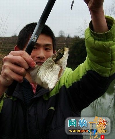 雨下不停,无法阻挡钓鱼人的脚步