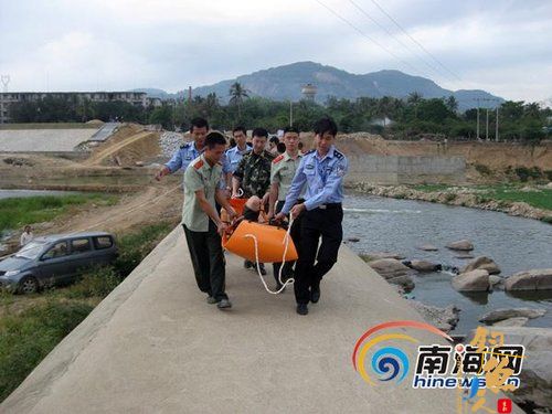 男子钓鱼滑落水坝底 腿部受伤消防官兵成功援救