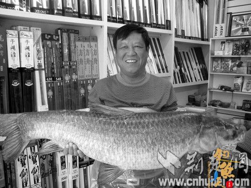 双人合力耗时半个小时钓起40多斤大青鱼 图