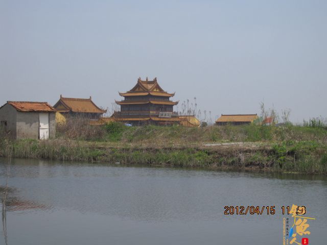 《随钓》——两日钓鱼两遇电工，神位也凋零