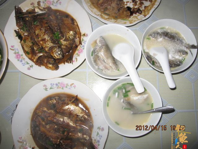 《随钓》——两日钓鱼两遇电工，神位也凋零