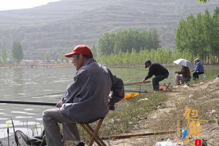 千阳：千湖岸边钓鱼忙