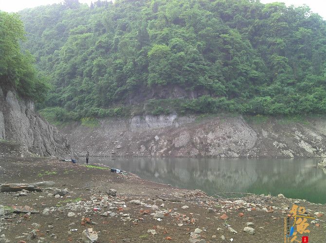 用蚯蚓钓鱼，没鱼口 发呆