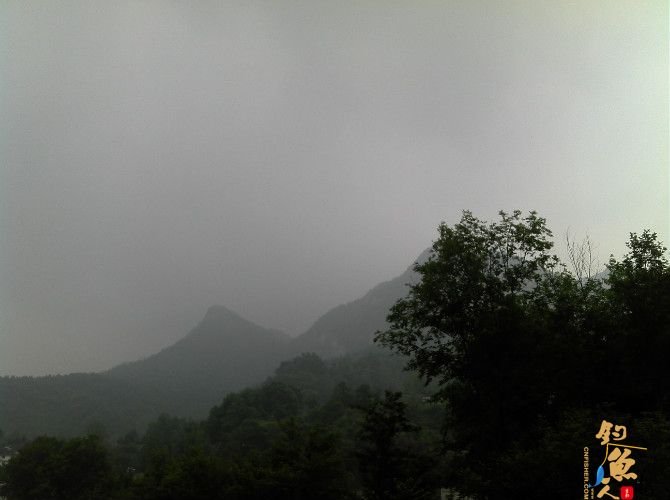 流水地方好钓鱼 乌云密布快点跑