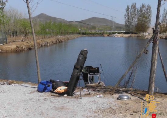 随便选了一个钓位，支家伙，开饵（白鲨妙品原塘颗粒+汉鲫至爽浓腥鲫+拉丝+钓鱼药酒）——开练