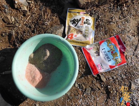 随便选了一个钓位，支家伙，开饵（白鲨妙品原塘颗粒+汉鲫至爽浓腥鲫+拉丝+钓鱼药酒）——开练