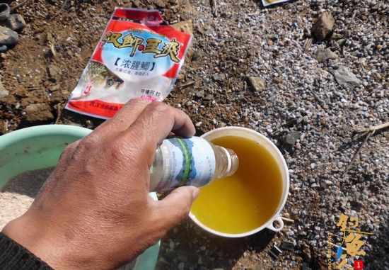 随便选了一个钓位，支家伙，开饵（白鲨妙品原塘颗粒+汉鲫至爽浓腥鲫+拉丝+钓鱼药酒）——开练