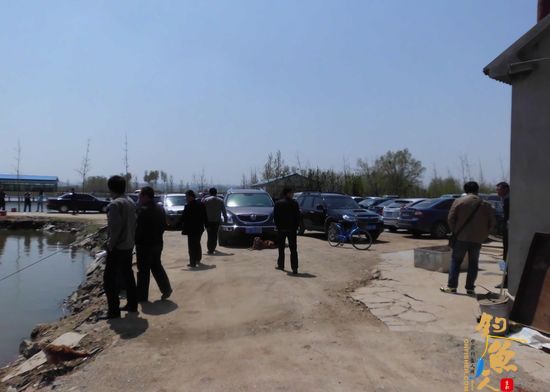 中午十一点多，钓场呼呼隆隆突然开来好多车子，接着鞭炮震天！鞭炮声炸的俺晕头转向，找到塘主小张一问，哦，原来是他的“水上人间”（俺瞎编的名字，真名字还得小张人家自己说了算）今天开业了！小