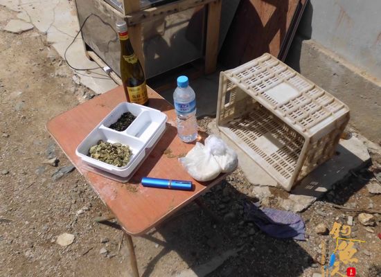 呵呵，那咱就不给小哥添麻烦了，幸好俺们自己还带的中饭：香椿炒鸡蛋、韭菜拌香椿和菜包子