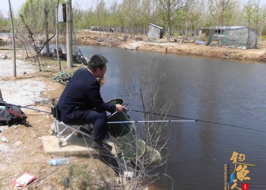 “我爱钓鱼”可顾不得吃饭，呵呵，今年开春以来，他只钓过小鲫鱼儿，还没尝到钓鲤鱼啥滋味呢，于是坐俺钓椅上，杆杆搓大饵，频频上鲤鱼间或着上鲫鱼，爽了个乱七八糟！