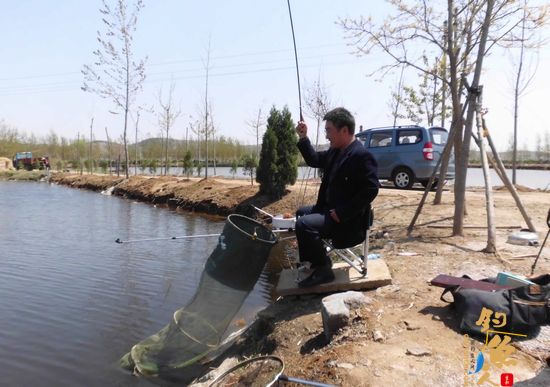 “我爱钓鱼”可顾不得吃饭，呵呵，今年开春以来，他只钓过小鲫鱼儿，还没尝到钓鲤鱼啥滋味呢，于是坐俺钓椅上，杆杆搓大饵，频频上鲤鱼间或着上鲫鱼，爽了个乱七八糟！