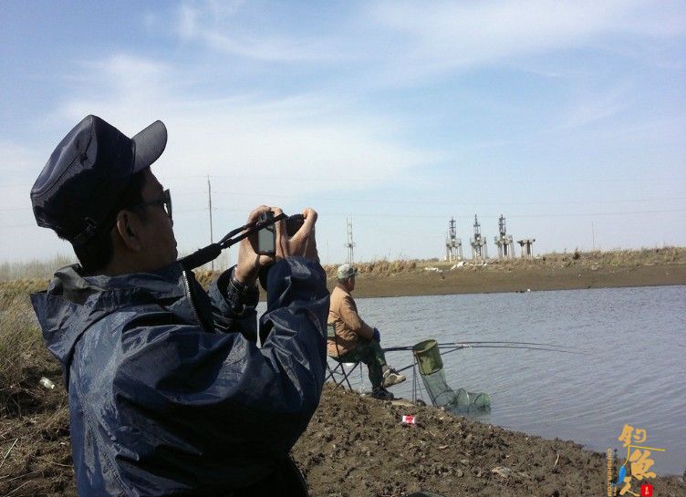 一边钓一边吹、气的我想拍砖，今天还就他钓的好，，有十来斤，一、二两的小鲫，鲤、嘎、鲶也有，难怪吹。