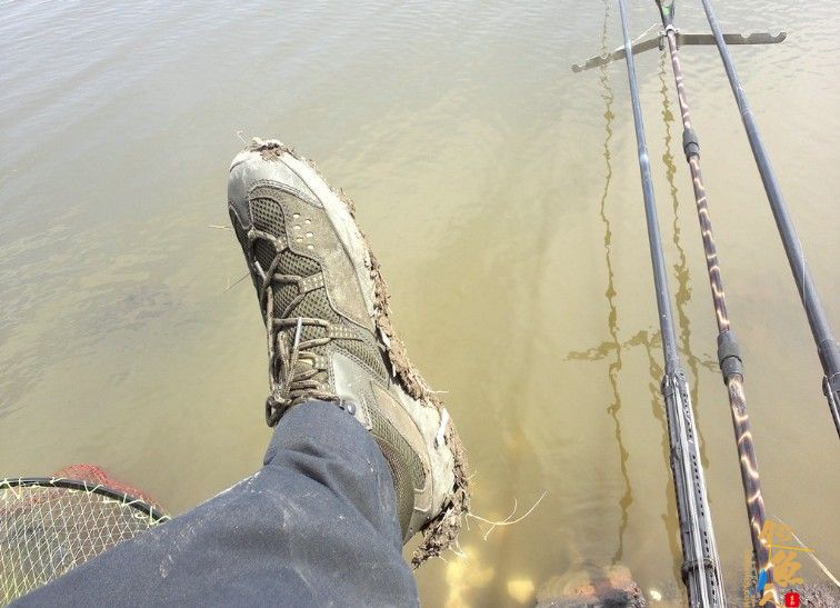 岸上全是稀泥，风有五六级，冷、冷。 一扬竿线就吹向江心 。竿六米三也好抛线