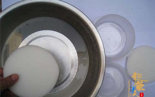 冬季钓鱼红虫钓饵如何保存?图解