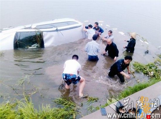 丈夫喝酒妻子代驾冲进汤逊湖 八钓友跳湖砸车救人 图