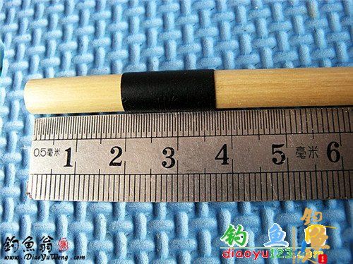 取绝缘胶布缠在南荻上，留出要切割肩部的距离（我的是两厘米）。