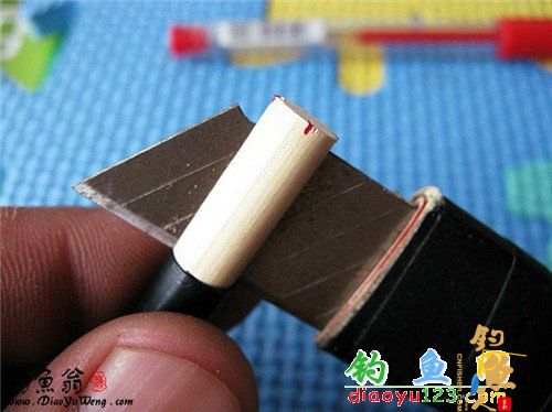 用四二刀法（十字刀法）切割至绝缘胶布处