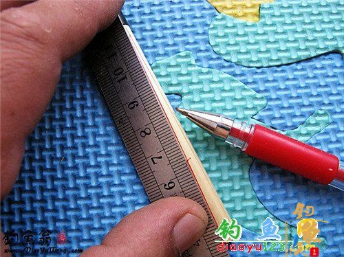 用尺子画线准备切割漂脚的位置