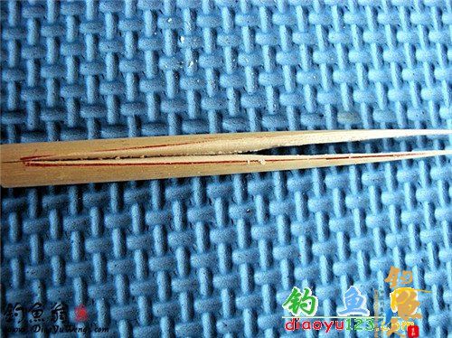 然后就是沿着画好的线进行切割，刀法最好用拉的方式，不要用按的方式，一面外皮内卷。切割好后就是这个样子