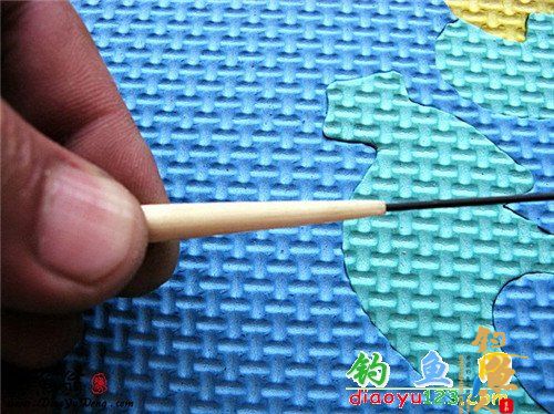 第八步：用准备的漂脚（碳纤棒）在打磨好后的漂脚内侧事先压出一个印