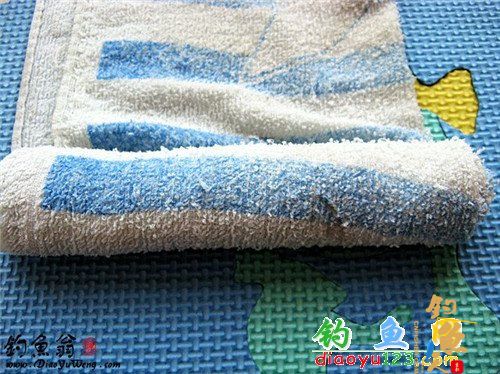 然后用湿毛巾包裹打磨好的南荻二十分钟进行软化，这个办法是没有塑形器的前提下最好的方法