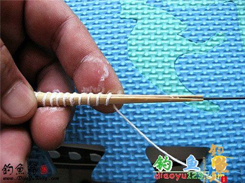 待软化好后，取出南荻上白乳胶缠线至一半漂脚处时插入碳纤棒，然后慢慢缠线直至全部，一边缠线一边用手捏园塑形