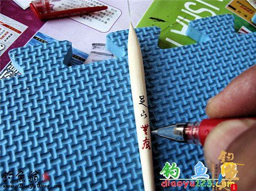 既然是自己做的浮漂，那漂身的字最好还是自己来写，我用的是水性笔，这个很好，上漆时一点都不会掉色